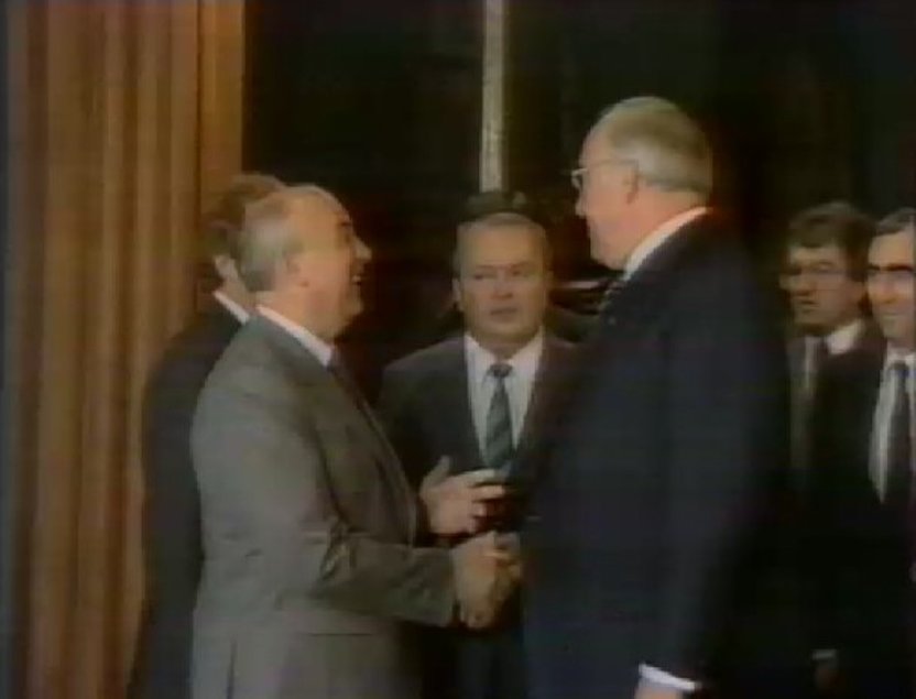 "Ak am Abend" vom 15.07.1990, Gorbatschow und Kohl begrüßen sich in Moskau